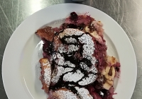 Žemlovka s tvarohem a lesním ovocem, ochucené mléko