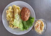 Biftek-z-mleteho-masa-se-syrem-stouchany-brambor