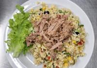 Bulgurovy-salat-s-tunakem-a-zeleninou-olivy-porek-jarni-cibulka-paprika