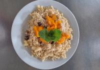 Kuskus-s-ovocem-sypany-orechy-a-sezamem