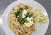 Kuskus-salat-s-var.-vejcem-a-zeleninou-uzena-pecene-paprika-cibule-rap.-celer-olivy