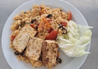 Kuskusovy-salat-s-uzenym-tofu-rajcata-lahudkova-cibulka-olivy