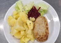 Prirodni-veprovy-rizek-s-bulgurem-a-syrem-vareny-brambor