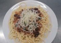 Spagety-s-mletym-hovezim-masem-a-fazolemi-strouhany-syr