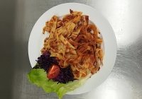 Těstoviny s rajčatovým pestem a bazalkou,zeleninový salát