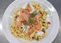 Testovinovy-salat-s-uzenym-lososem-a-koprem-hrasek-paprika-smetana