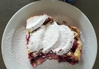 Tvarohová žemlovka s lesním ovocem, ochucené mléko