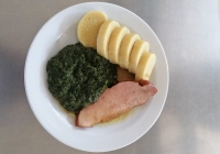 Uzená kýta, dušený špenát, bramborový knedlík