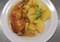 Uzene-kureci-stehno-vareny-brambor