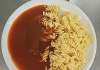 Vařené hovězí maso, rajská omáčka, těstoviny