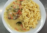 Vařené hovězí maso, zeleninová omáčka se smetanou, těstoviny