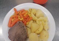 Varene-hovezi-dusena-baby-mrkev-s-kukurici-vareny-brambor