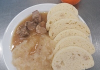 Veprove-vypecky-kysane-bile-zeli-houskovy-knedlik