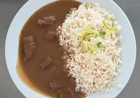 Znojemský guláš, dušená rýže